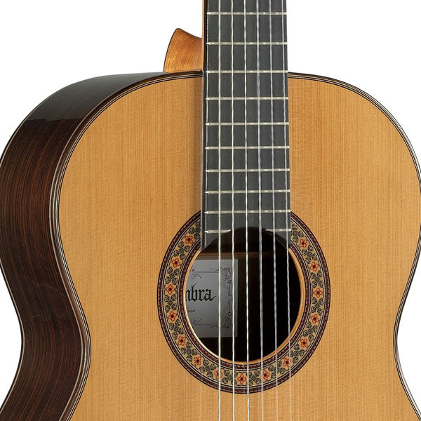 Alhambra 9P Guitar w case